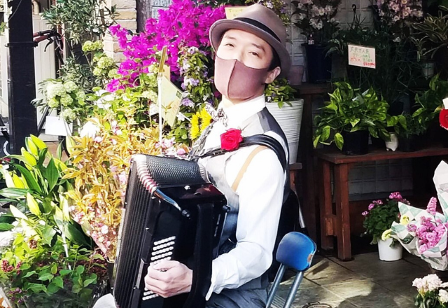 Twitterに応援の声が殺到！「ステキすぎる…」コロナ禍で職場を失ったアコーディオン奏者が見つけた新天地とは