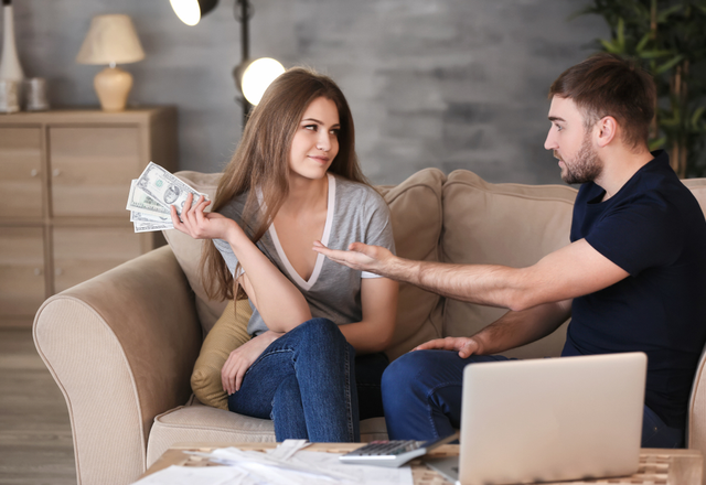 同棲・結婚前に確認したい！彼の【お金のだらしなさ度】チェック