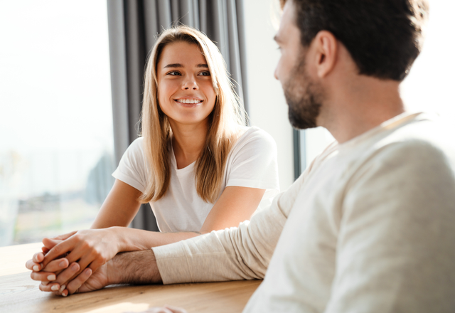 その触り方なんか…♡女性をムラっとさせる「ずるいスキンシップ」