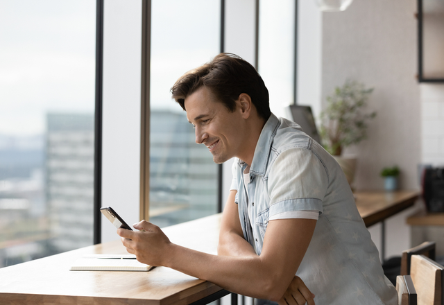 涙がでてきちゃう…！彼が「幸せ」を感じる【彼女からの癒しLINE】4つ