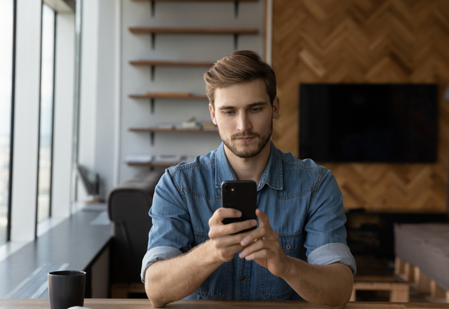 それは要注意…。男性が「本命じゃない女性に送りがちなLINE」って？