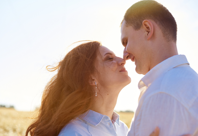 ドキドキしすぎて直視できない…！女性を「ムラっとさせるハグの仕方」