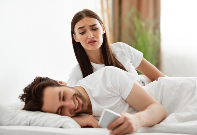 「どうしたらいいの…」子育てに悩む妻の横で【ゲームをする夫の本心】とは