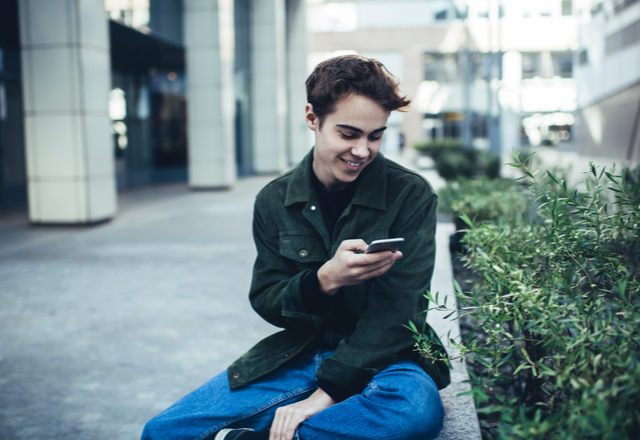 好きだよ〜！男性が「脈アリ女性」にだけに送る【LINE】って一体…？