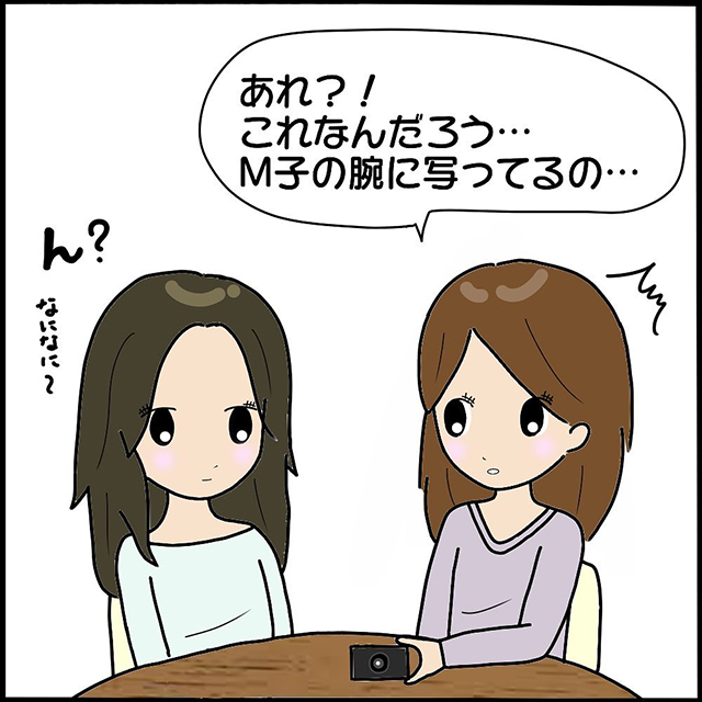 【＃5】衝撃の光景が…！金縛りから1週間後。新しいカメラでの何気ない試し撮りのはずが…？！【「後ろの人、だれ…」1人の女性に付きまとう怪しい影…】