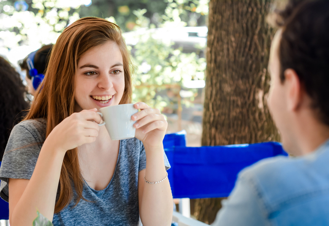 これされたら「脈なし」かも…女性が“男友達にだけする事”って？
