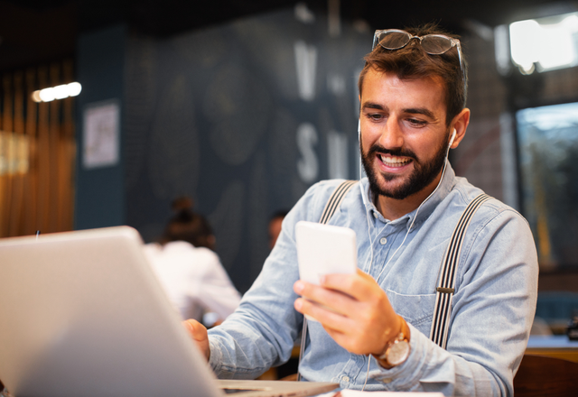 ずっと話していたいな…男性が惹かれる「褒め上手な女性のLINE」4選