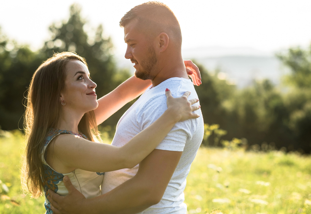 「その色気にやられた…！」女性がコロッと落ちちゃう男性の特徴とは