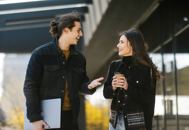 「今日一緒に帰りません？」女性が“脈アリな男性に言うセリフ”4選