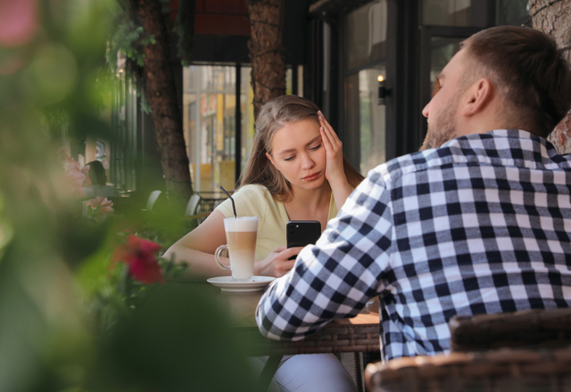 周りから「かっこつけすぎ！」と思われてしまう“男性の言動”4つ