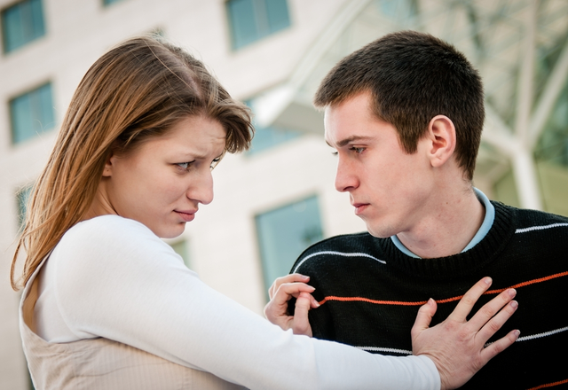 近寄らないで…女性に「清潔感ない人認定」されてしまう“男性のポイント”4つ