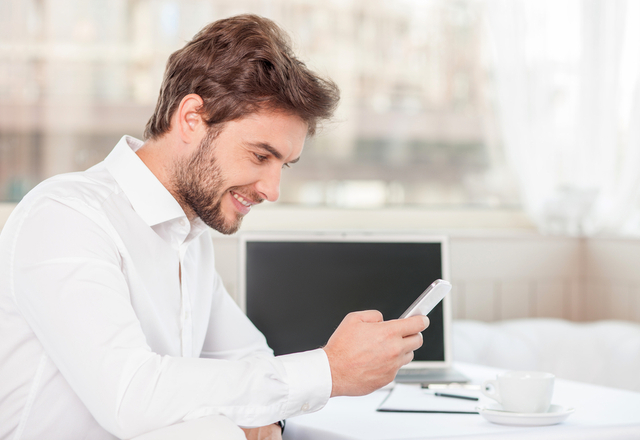 ちょっとした工夫が大事！男性に「放っておけないな」と思わせるLINE術♡