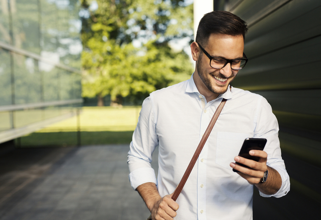 「明日も頑張れそ♡」夫の疲れを癒す“LINEテク”大公開〜！