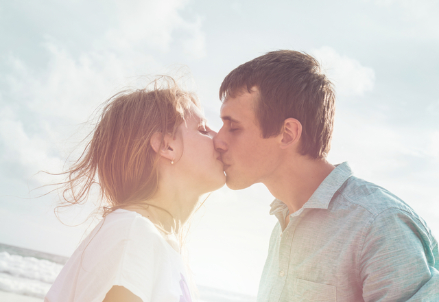 「うわっ綺麗…」男性がつい見惚れてしまう“女性の色っぽ仕草”4つ