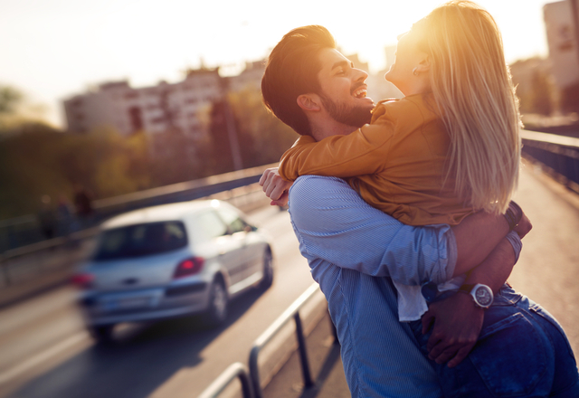 女性がキュンとしてしまう“デート中の紳士行動”4つ