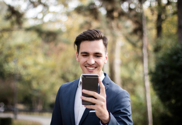 直接言えないから…！意中の彼に「好き」だと気づかせる“LINEテク”4つ