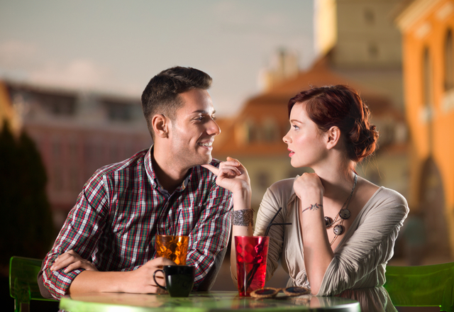 【好意のサイン】勘違い…じゃない？！女性がする“好きアピ言動”4選