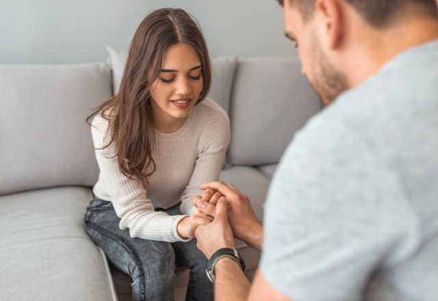 声をかける？放っておく？落ち込んでいる彼女への正しい対処法とは？