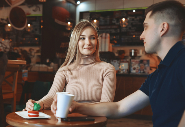 当てはまってたら望みアリ！？「女性が無意識のうちにしている脈アリ行動」