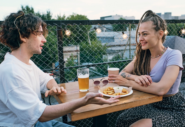【男性のホンネ】“思わず目で追ってしまう女性”の特徴～言動編～