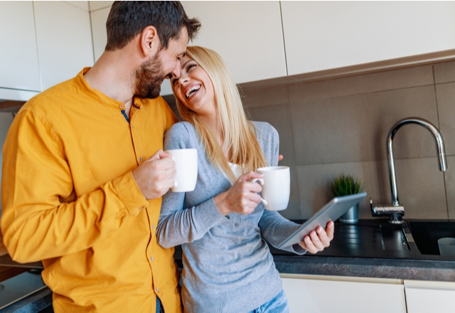 【男性のホンネ】“思わず目で追ってしまう女性”の特徴～しぐさ編～