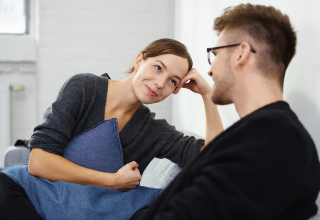 【女性のホンネ】女性が“気になっている男性にだけ”見せる態度とは…