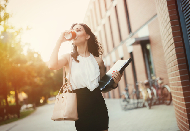 愛想のよさ？それとも真面目な人？“職場で好かれる女性”その共通点とは…