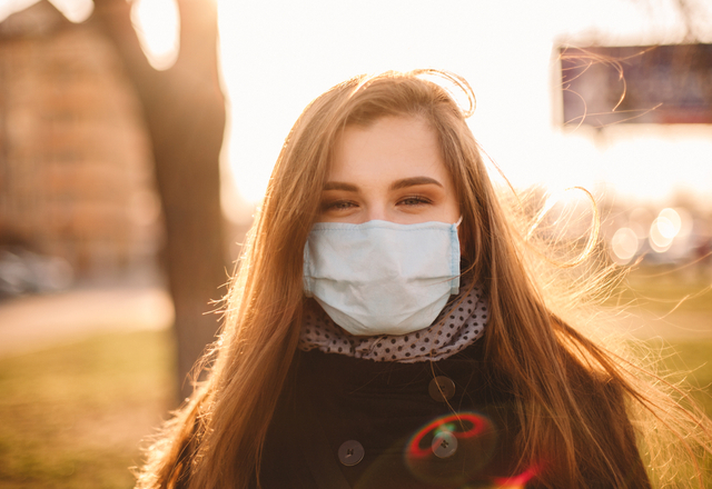 「マスクしていても笑顔だ…」ほとんどの男性が“魅力的だな”と思う女性の特徴