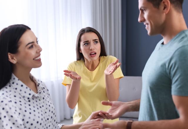 「それアウトだから〜！」女性が“浮気だと感じるスキンシップ”とは…