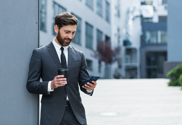 【男性心理】夫が「頑張ってよかった」と感じる“妻からのお疲れLINE”4つ