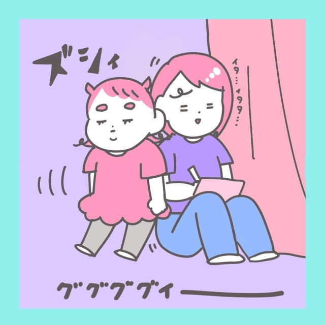 絵が描けない〜！ももちゃんは絵を描いている私にひたすらちょっかいをかけてきて…？！【ももちゃん（1歳）のほっこり笑える日常の話】