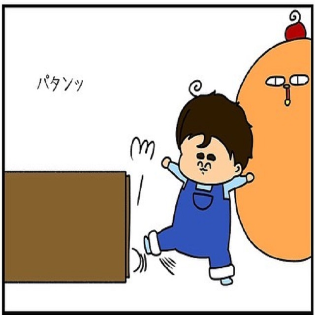 まさかのママの真似？！息子は足で開けっぱなしの棚を閉めて…？！【海外で子育て！ドイツ生活の日常日記】