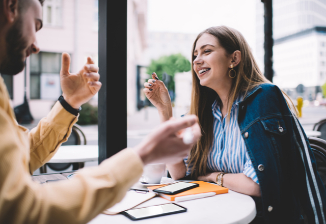 「どきっ…」男性が一瞬で心を奪われる【女性らしいしぐさ】4選