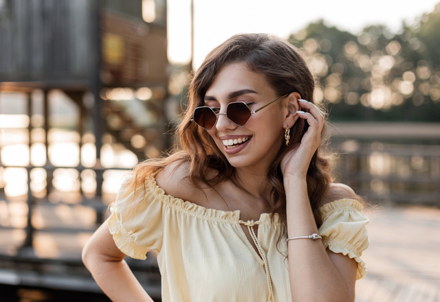 つい惹かれちゃう…？！“男性が思わず一目惚れする女性”の言動って？