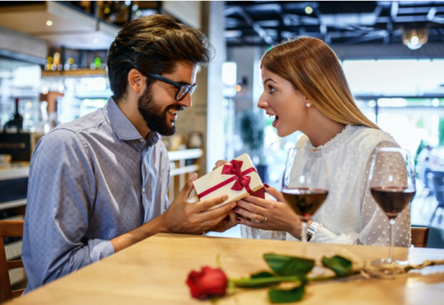 「ヒントは普段の会話にある！？」女性に失望されないプレゼントの選び方とは…