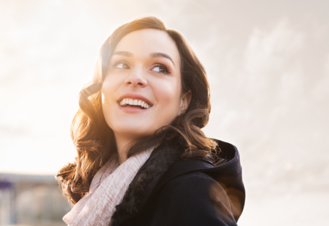 【男性心理】見ずにはいられない？！男性が思わず惚れてしまう“女性のしぐさ”