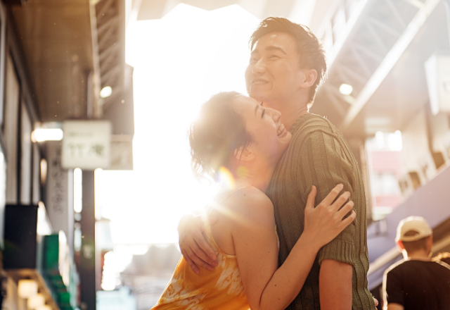 「悩んで過ごすなんてもったいない」パートナーのポジティブ思考が伝染！＜前向きになれた恋愛エピソード＞