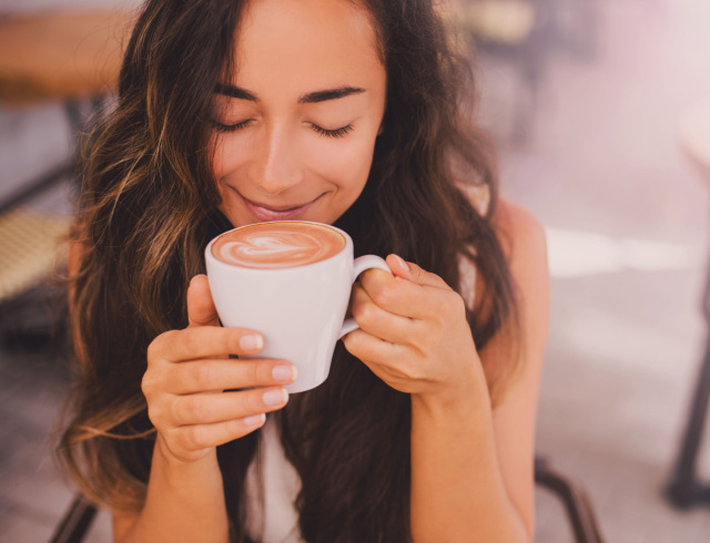 「ひとりの時間の楽しく有意義な使い方は？」読者の回答は…「ひとりカフェ」「映画」