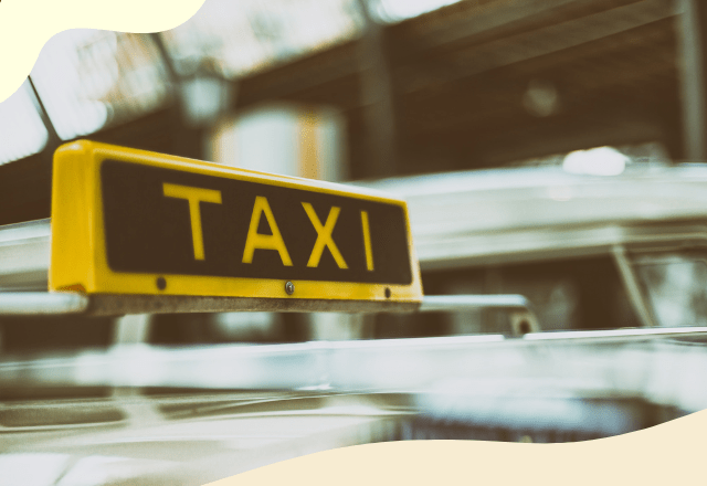 【30代で後悔した】お金の使い道2選「徒歩10分の道のりをタクシーで」「見栄を張って購入した」その結果