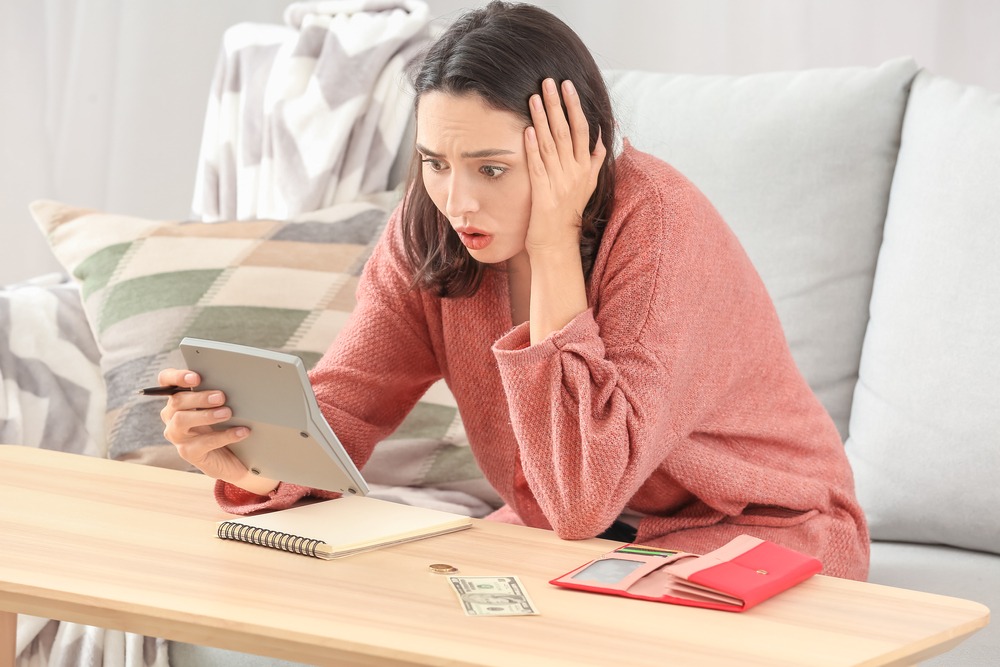 【結婚費用での後悔】好きなドレスなど夢の結婚式を叶えたけれど…→「もっと現実的な方に目をむけるべきだった」