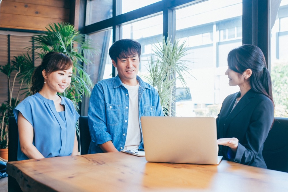 【あれ？担当者が違う…！？】やめておけばよかった「ブライダルフェアでの後悔」2選