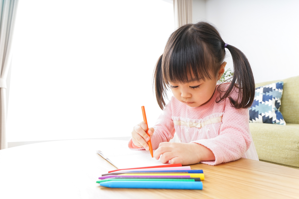 4歳の息子「描けた！」お絵かき好きの息子が描いた“場所”にお手上げ状態…「凹む」「あるある！」