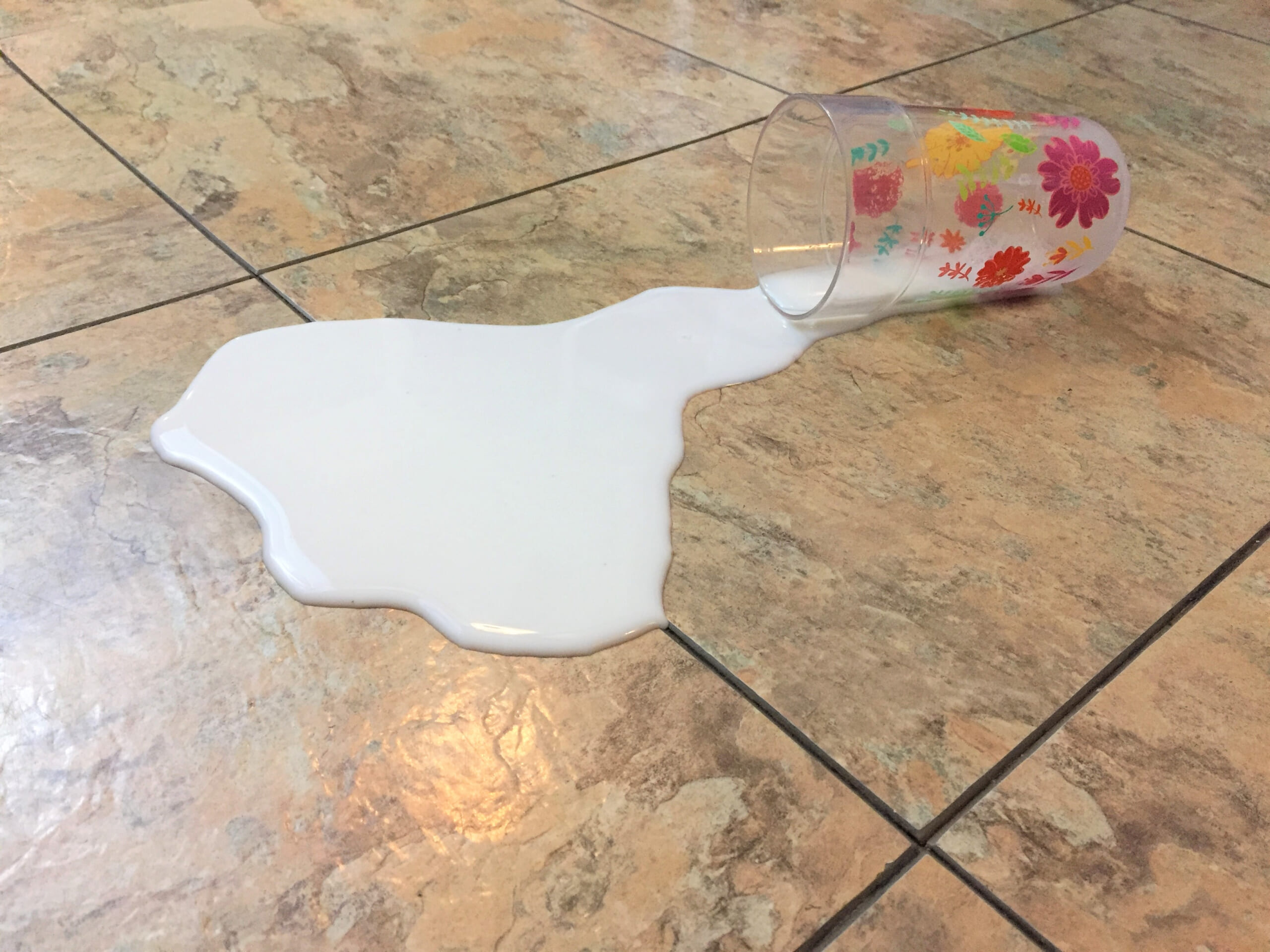 【わざと！？】1歳の娘が”コップを持った後”の行動に衝撃…読者「片付け大変」「一瞬現実を忘れて」