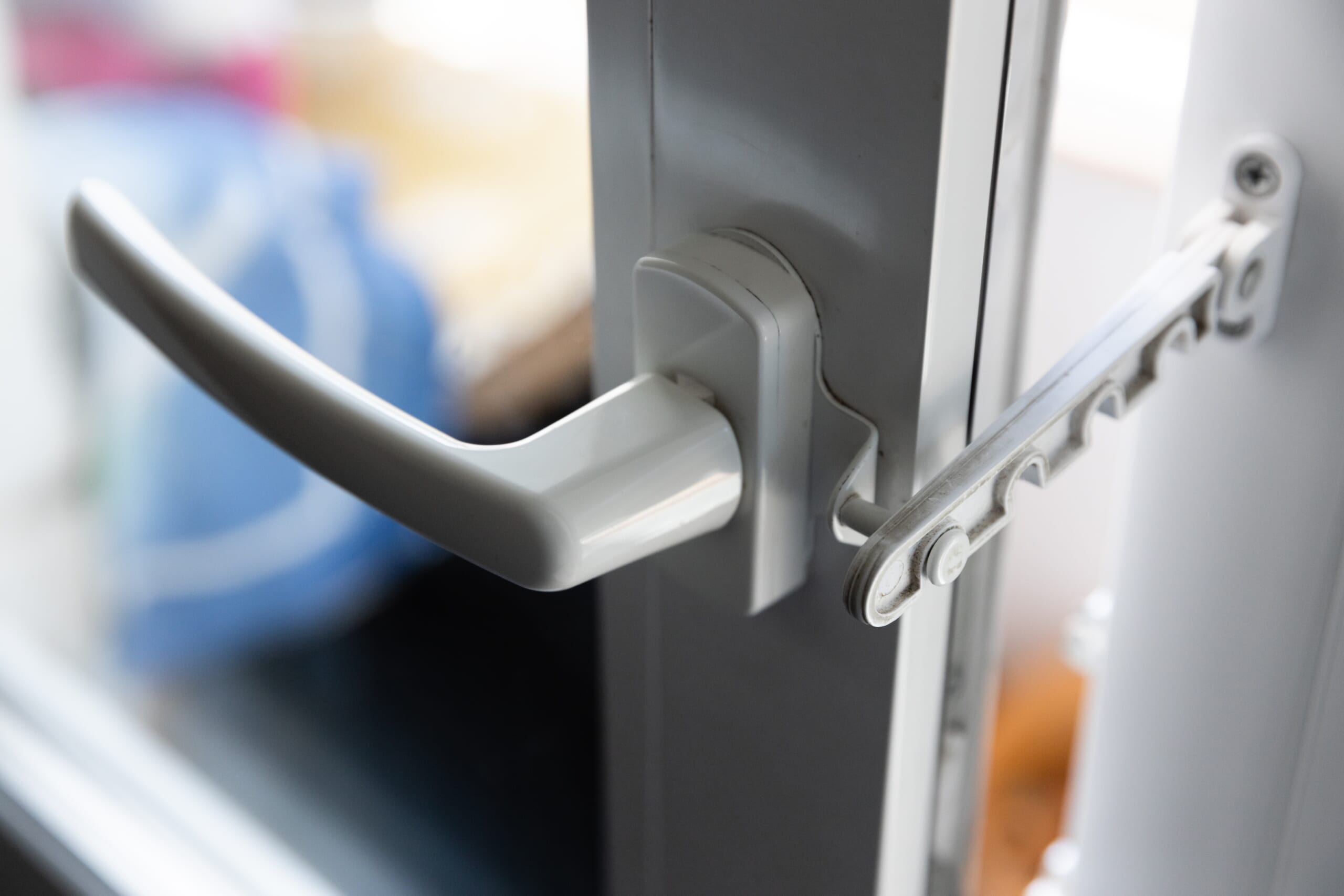 【真夏のベランダで…】鍵が開かない！？1歳8ヶ月の子どもの行動に絶望的…読者「ゾッとする」「あるある」