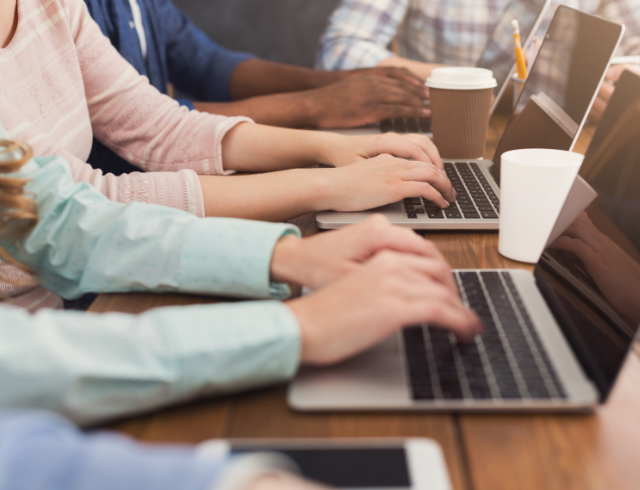 すぐ近くにいるのにSNSで連絡がきて…！？「おじさん世代としては少し哀しい」