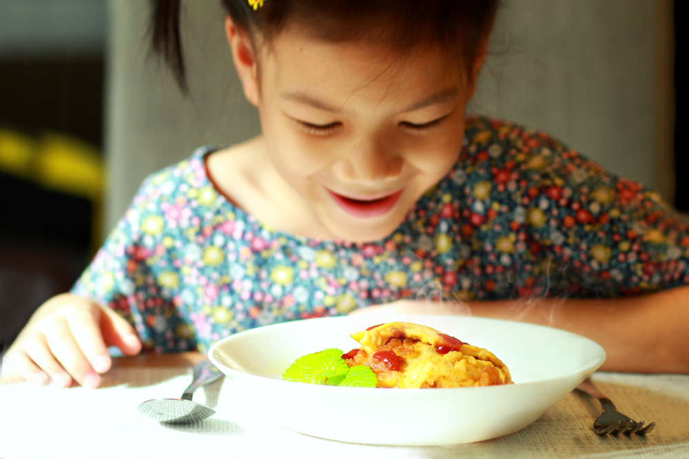 「血まみれ…？」子どもの体中が”真っ赤”に。食器洗いを終えて部屋に戻ると【衝撃の光景】が！