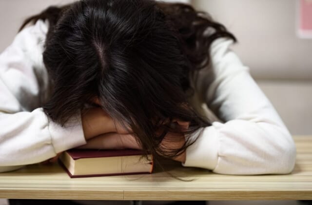 重い生理痛でベッドから出られないのに…夫の【無理解な一言】に「酷すぎる」