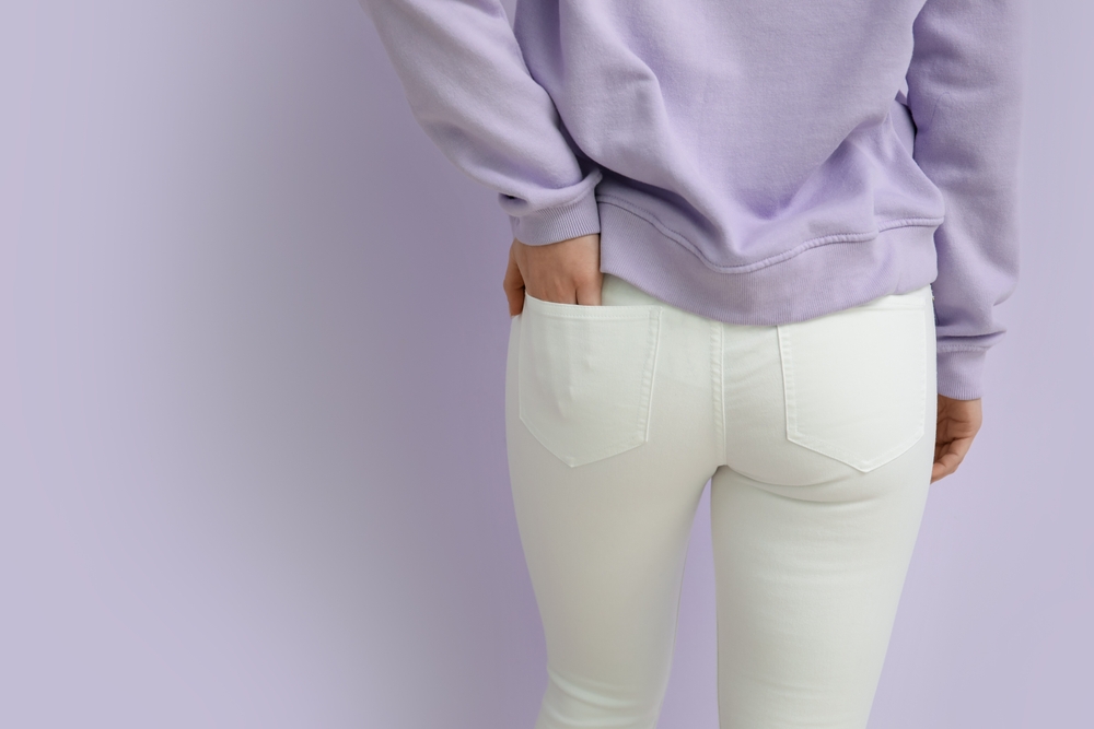 【まさかの血！？】友達と白いズボンのお揃いコーデをして遊園地へ…→泣きたくなるほど【悲しい状況】に