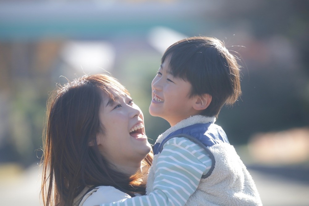 「コレ、あげる」電車を待ちくたびれた子どもに…→見知らぬ子が”カイロとお菓子”を渡してくれた！！