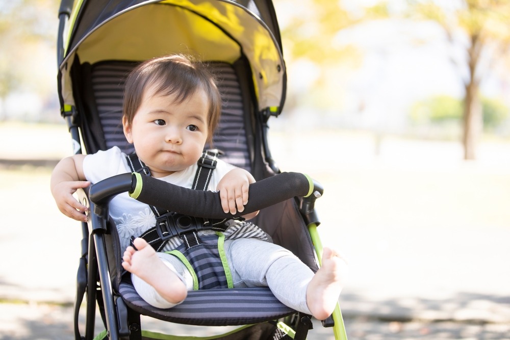 ベビーカーに乗せていた子どもを抱っこした瞬間！？まさかの事態に焦り…→助けてくれた女性の行動にホッ